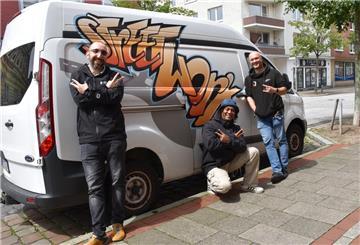 drei Männer vor Transporter