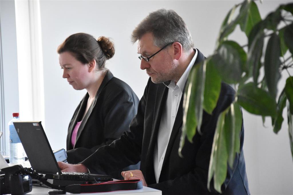 Sie begleiten den Tag bei der Nordsee-Zeitung multimedial im Netz: Ralph Stölting und Maria Klindworth.