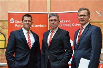 Sie blicken nicht ängstlich in die Zukunft: Der Vorstandsvorsitzende der Sparkasse Rotenburg Osterholz, Ulrich Messerschmidt (Mitte), sein Stellvertreter Stefan Kalt (rechts) und Vorstandsmitglied Thorben Prenntzell.
