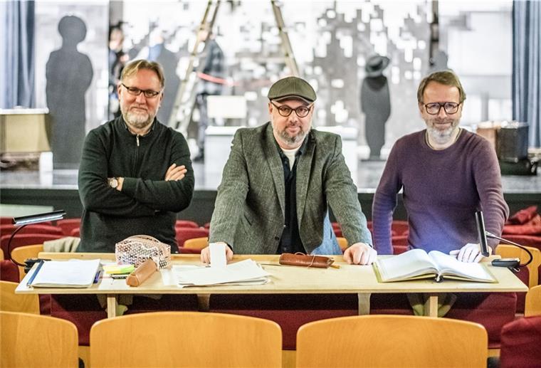Sie bringen den Roman „Doitscha“ von Adriana Altaras auf die Bühne: der Dramaturg Peter Hilton Fliegel (von links), der Regisseur Andreas Rehschuh und der Ausstatter Sven Hansen.