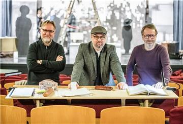 Sie bringen den Roman „Doitscha“ von Adriana Altaras auf die Bühne: der Dramaturg Peter Hilton Fliegel (von links), der Regisseur Andreas Rehschuh und der Ausstatter Sven Hansen.