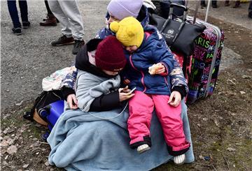 Sie bringen sich Sicherheit: Eine Frau umarmt zwei Kinder auf der Flucht aus der Ukraine.
