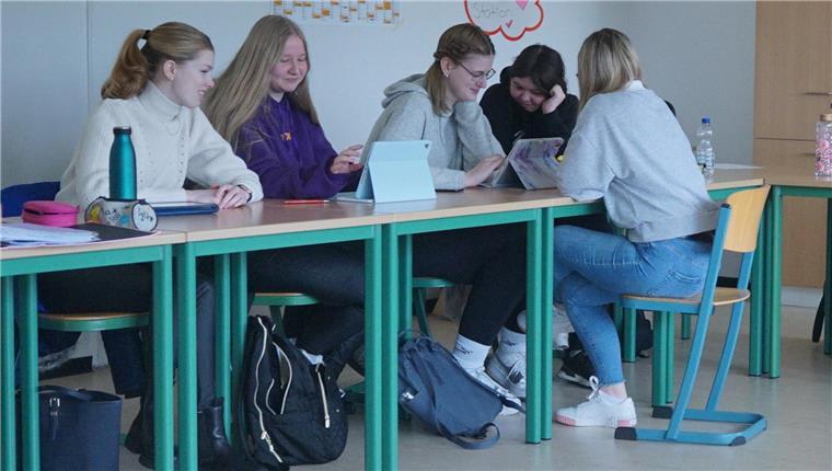 Sie büffeln hier an der BBS in Schiffdorf, um später einmal als Erzieherinnen Kinder zu betreuen.