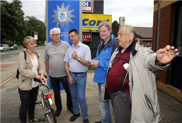 Sie diskutieren die Verkehrssituation in Leherheide, vor allem an der Hans-Böckler-Straße:  Beate Kopf, Manfred Rommel, Peter Skusa, Holger Welt und Gerhard Protzner.
