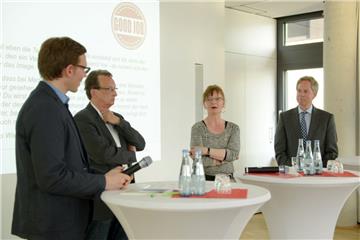 Sie diskutierten über die Situation des Einzelhandels (von links: Peer Rosenthal (Arbeitnehmerkammer), Heinz-Herbert Grabowski (Verdi), Petra Coordes (Betriebsrätin Karstadt) und Stephan Schulze-Aissen (Handelskammer Bremen). Foto Schimanke