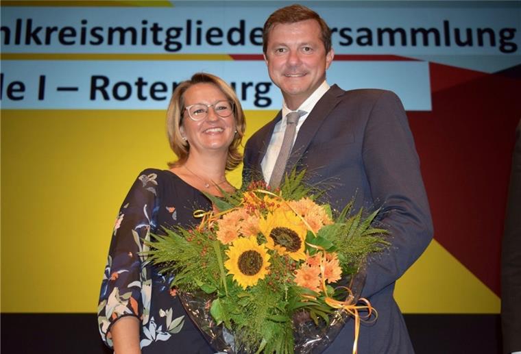 Sie dürfen auch in Corona-Zeiten so eng beieinanderstehen, weil sie aus einem Haushalt kommen: Oliver Grundmann und Ehefrau Anja Grundmann nach der Nominierung.