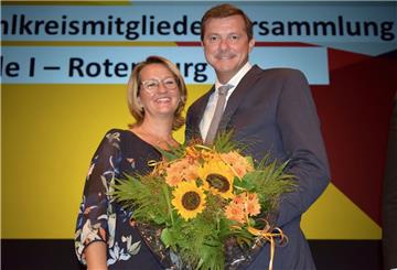 Sie dürfen auch in Corona-Zeiten so eng beieinanderstehen, weil sie aus einem Haushalt kommen: Oliver Grundmann und Ehefrau Anja Grundmann nach der Nominierung.