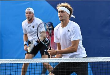 Sie dürfen weiter hoffen: Die Tennisspieler Alexander Zverev (rechts) und Jan-Lennard Struff haben das Achtelfinale erreicht.