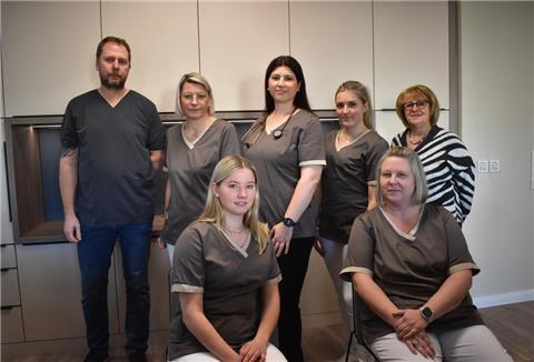 Sie freuen sich auf das Arbeiten in den neuen, großen Praxisräumen: das Team um die Hausärztin Dr. Katrin Welke (stehend Mitte) in Bexhövede.