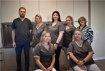 Sie freuen sich auf das Arbeiten in den neuen, großen Praxisräumen: das Team um die Hausärztin Dr. Katrin Welke (stehend Mitte) in Bexhövede.