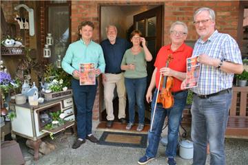 Sie freuen sich auf das Klassik-Revival auf dem Brinkmannschen Hof in Ringstedt: Adrian Rusnák (von links), Karl-Ludwig und Renate Brinkmann, Vasilij Rusnák und Stefan ehlers von den Beerster Lions. 