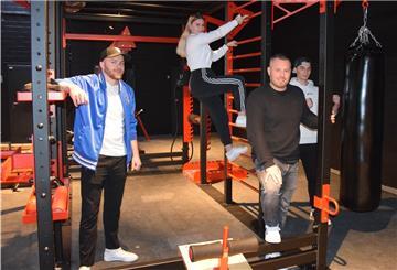Sie freuen sich auf das neue Fitnessstudio (von links): Kjell Richter, Marie Blomenkamp (beides Servicekräfte), Keno Ringering (Betriebsleiter) und Adrian Blomenkamp (Mitarbeiter).