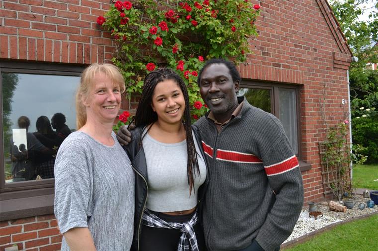 Als Dunkelhäutige auf dem Dorf Sie fühlen sich pudelwohl in Ueterlande: Anka Harrie, ihr Ehemann Bocar Ba und ihre Tochter Dienaba Abi Ba. Foto Hansen