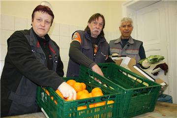 Sie gehören zum Team der Tafel Bremerhaven und sorgen mit dafür, dass Hunderte Bedürftige genug Essen auf den Tisch bekommen (von links): Anja Gowor, Gewald Will und Saeid Tavahodi. 