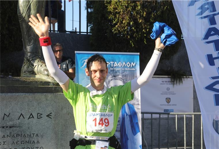 Bremerhavener läuft beim Spartathlon 246 Kilometer Sie haben das Ziel erreicht: Oliver Leu freut sich über seinen neunten Spartathlon: Er ist in 34 Stunden 246 Kilometer gelaufen.
