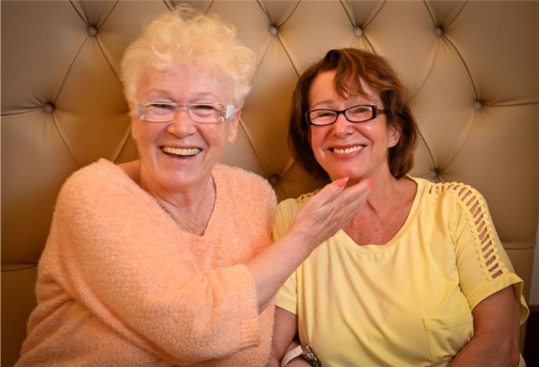 Zwei Schwestern finden sich nach 50 Jahren wieder Sie haben den selben Vater: Roswita Tomisic (rechts) hat jahrzehntelang nach ihrer Halbschwester Monika Hönneknövel gesucht.