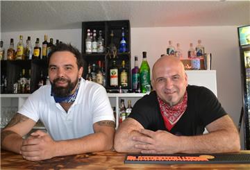 Sie haben die Dorfgaststätte in Sandstedt wieder zum Leben erweckt: Sönke Janz (links) und Oliver Lübken.