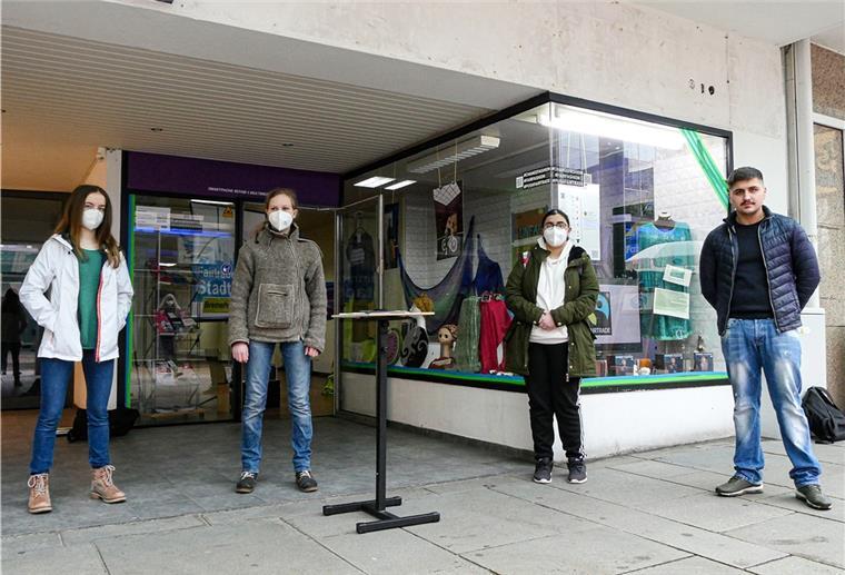 Bremerhaven: Nachhaltige Mode im Schaufenster Sie haben die gleichen Ziele: Die Fridays for Future-Aktivistinnen Katrina Dieckvoß und Friederike Palme (li.) mit den Sophie Scholl-Schülern Dafina Hasaj und Ahmet Ugurlu vor dem Schaufenster.