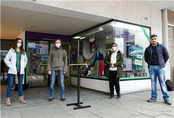 Sie haben die gleichen Ziele: Die Fridays for Future-Aktivistinnen Katrina Dieckvoß und Friederike Palme (li.) mit den Sophie Scholl-Schülern Dafina Hasaj und Ahmet Ugurlu vor dem Schaufenster.
