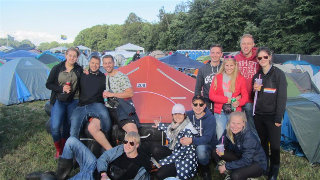 Sie haben die wohl regendichteste Unterkunft auf dem Zeltplatz: Janette, Dominik, Florian, Marcel, Lea, Tim, Daniel, Vieola, Lisa, Tim und Marie vor ihrer Rettungsinsel.