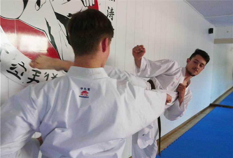 Bremerhavener gehen bei Karate-EM leer aus Sie haben hart für den Wettkampf trainiert, waren am Ende aber dennoch chancenlos: Die Bremerhavener Karatekas Aidan Lück (links) und Edgard Merkine.