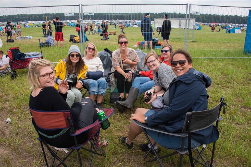 Sie haben ihr Ziel erreicht: Nach der Ankunft auf dem Campinggelände lehnen sich diese Besucherinnen erst einmal in Ruhe zurück.