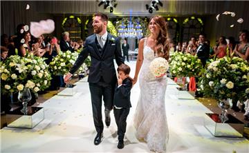 Sie haben "Ja" gesagt: Fussballstar Lionel Messi und Antonela Rocuzzo bei ihrer Trauung mit ihrem Sohn Thiago 