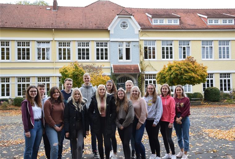 Sie haben mit Menschen gesprochen, die den Zweiten Weltkrieg als Kinder oder Jugendliche erlebt haben - und dabei viel gelernt: Schülerinnen und Schüler des Gymnasiums, die im Frühjahr ihr Abitur machen.