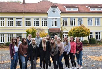 Sie haben mit Menschen gesprochen, die den Zweiten Weltkrieg als Kinder oder Jugendliche erlebt haben - und dabei viel gelernt: Schülerinnen und Schüler des Gymnasiums, die im Frühjahr ihr Abitur machen.