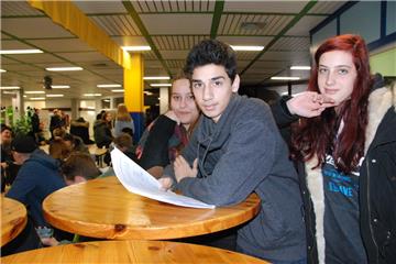 Sie haben schon 412 Unterschriften gesammelt, damit ihr Freund und Mitschüler aus dem Sudan nicht ausgewiesen wird, sondern bleiben darf (von links): Silvana Hadza, Mohammed Kassim und Michelle Schmeißer in der Cafeteria der Berufsbildenden Schulen in Schiffdorf. 