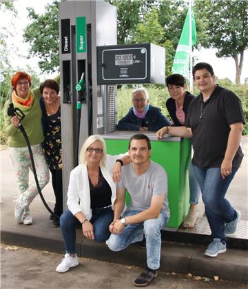 Sie haben sich für einen Neuanfang entschieden: Ute Fischer-Füssel und Bernd Hassing (hockend) sowie Brigitte Dohrmann, Reinhild Heitmann, Ulrike Gerken, Stefanie Meyer und Diana Hassing (stehend, von links) (es fehlt Uwe Heitmann) starten mit „Auftanken“ eine neue Gottesdienstreihe.