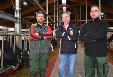 Sie haben sich gegen den finanzstarken Investor durchgesetzt: Michael Dreyer (Mitte) und seine Söhne Hark (links) und Henrik dürfen die 40 Hektar, um die sie vor Gericht gekämpft haben, weiter beackern. Foto Hansen