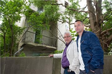 Sie haben sich vertraglich verpflichtet, das Haus in der Zollinlandstraße 47 nachhaltig zu sanieren und selbst zu vermieten: Dr. Klaus Nowak (links) und Zenal Zahirovic.