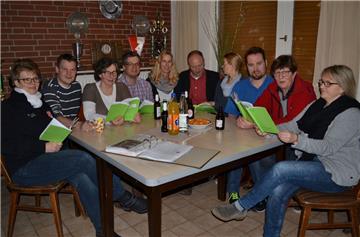 Sie haben viel Spaß bei den Übungsabenden (von links): Souffleuse Martina Margis, Heiko Fresen, Birgit Wennholz, Hartwig Meyer, Petra Prigge, Frank Cordes, Susanne Fuge, Thomas Windhövel, Urda Borchers und Cora Böhling.  