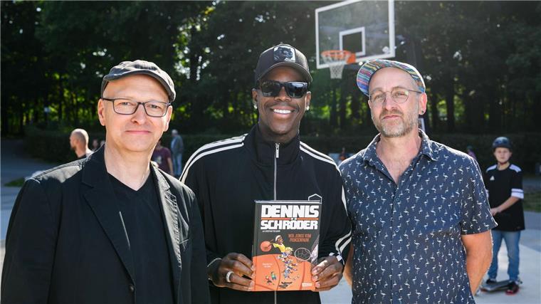 Sie haben zu dritt ein Kinderbuch geschaffen, dass sich nach Verlagsangaben sehr gut verkauft. Autor Christian Tielmann (l), Dennis Schröder (Mitte) und Illustrator Jan Saße (r).   