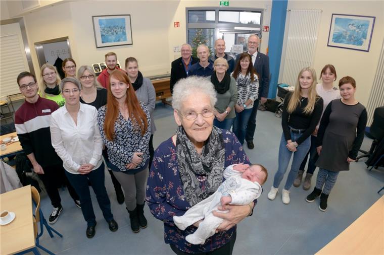 Sie hat eine große Familie: Anneliese Tiedemann (84)(Mitte) bei einem Familientreffen mit Kindern. Enkeln und Urenkelkindern. Baby Meira Luna ist gerade eine Woche alt.