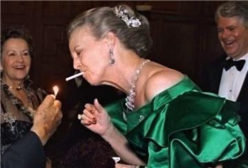 1999: Königin Margrethe II. lässt sich Feuer geben