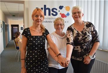 Sie hat schwierige Jahre hinter sich: die Führung der VHS im Landkreis, Dr. Marie-Louise Rendant (von links), Aufsichtsratsvorsitzende Annette Faße und die mittlerweile ausgeschiedene Inga Hermann.