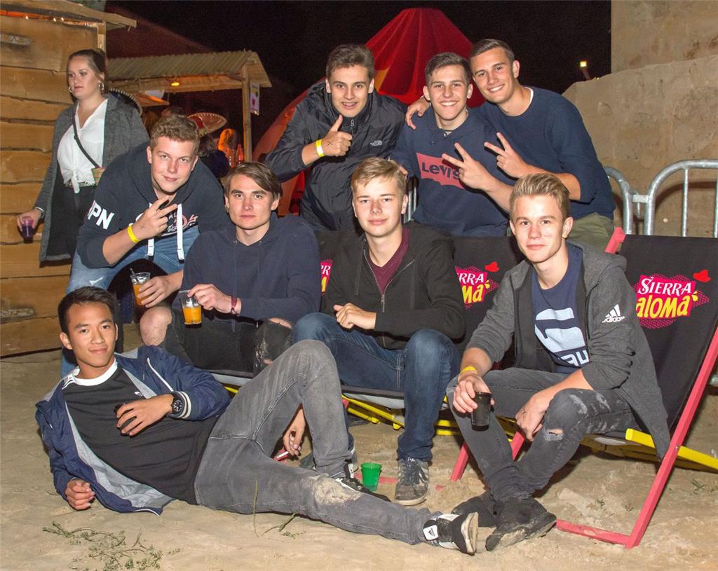 Sie hatten keinen Bock auf die 90er-Party in Zeven und gaben deshalb dem Strand ...