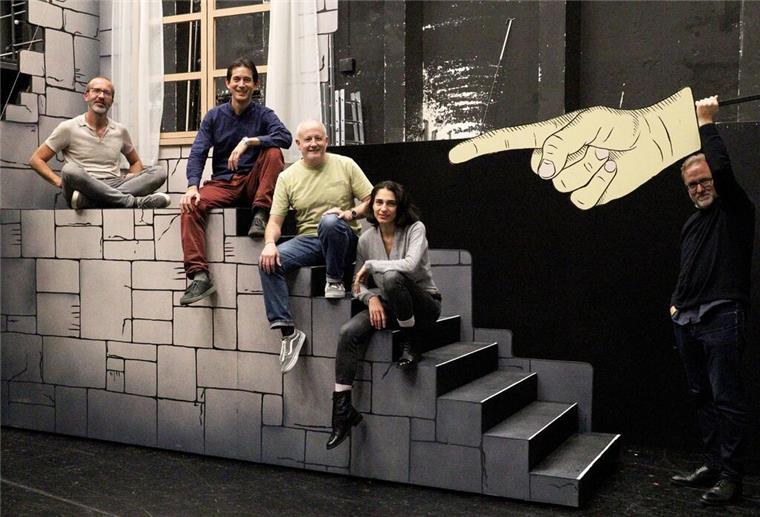Sie hatten viel Spaß bei den Proben zu „Spamalot“: Ausstatter Bernhard Niechotz (von links), Tonio Shiga, der musikalische Leiter, Regisseur Achim Lenz, Choreografin Yara Hassan und Schauspielleiter Peter Hilton Fliegel.