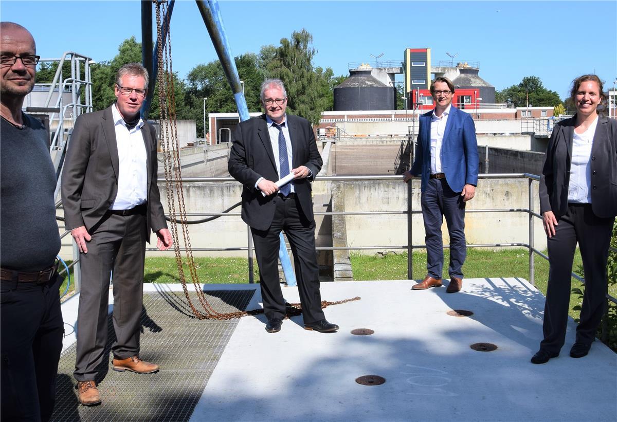 Eine Million Kubikmeter Wasser pro Jahr sparen Sie hoffen, dass aus dem Pilotprojekt mehr wird: Klärwerkschef Uwe Glänzer, OOWV-Regionalleiter Olaf Sonnenschein, Bürgermeister Carsten Seyfarth, OOWV-Geschäftsführer Karsten Specht und OOWV-Projektingenieurin Kerstin Krömer (von links).