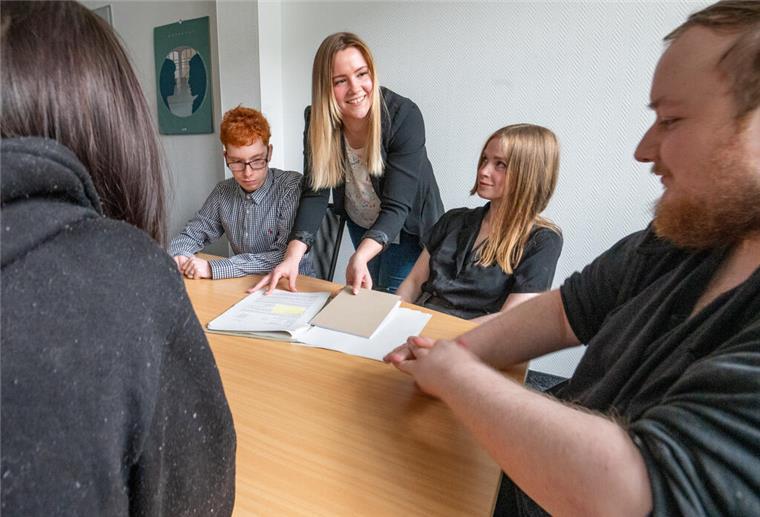 Wegen Mobbing Schule abgebrochen: Bremerhavener reden Klartext Die Jugendlichen Stefanie T. (von links), Torben P., Lea U. und Justin W. werden von Ann-Katrin Jäschke (Mitte) vom Jobcenter betreut.