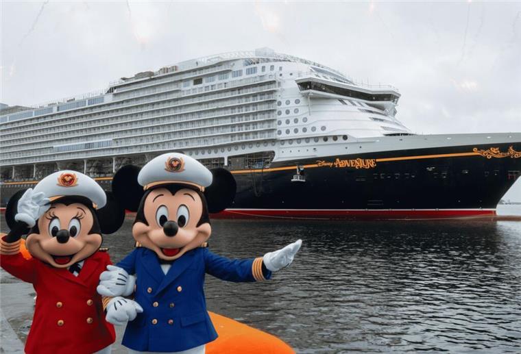 Micky-Maus-Bug und Achterbahn an Bord: Das ist Deutschlands größtes Kreuzfahrtschiff Die bekannten Disney-Figuren Minnie und Micky Maus in Kapitänsuniformen begrüßen die „Disney Adventure“: Das Schiff verlässt erstmals das Baudock der Meyer Werft in Wismar.