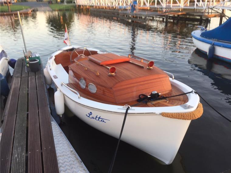 Sie ist ein schmuckes Tuckerboot geworden, die "Lotta", die nun erstmals zu Wasser gelassen wurde.