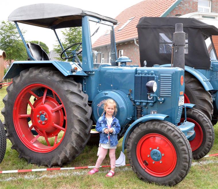 Die schönsten Bilder vom Oldtimertreffen in Wehden Sie ist kaum so groß wie sie Vorderräder des alten Lanz-Bulldogs, trotzdem ist die vierjährige Theda aus Scheeßel schon ein Fan der alten Maschinen.