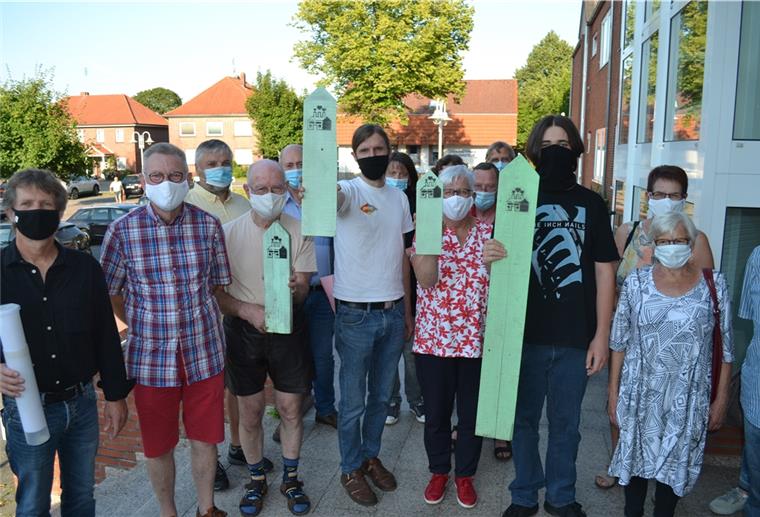 Sie kämpfen für ihr Dorfzentrum: die Mitglieder der Initiative "Bokel morgen". Die grünen Zaunpfählen, die ihren Wunsch formulieren, stecken in etlichen Vorgärten in dem 2500-Einwohner-Ort.