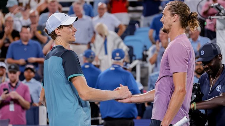 Sie könnten in München wieder aufeinandertreffen: die Tennisstars Alexander Zverev (r) und Jannik Sinner.