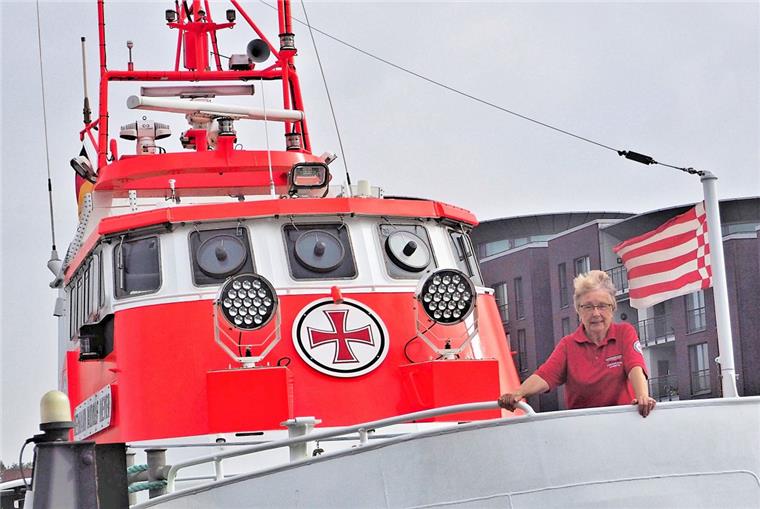 Margrit Vürst kümmert sich um die Sammelschiffchen der DGzRS Sie liebt auch die großen Schiffe: Margrit Vürst am Bug des Seenotrettungskreuzers „Hermann Rudolf Meyer“.