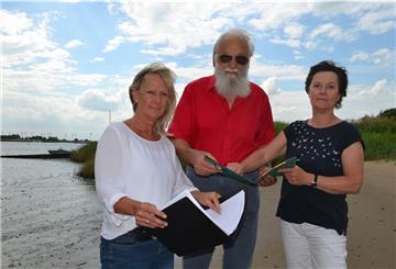 Sie machen sich dafür stark, dass man in der Weser bei Sandstedt bald wieder baden kann (von links): Sabine Franke, Burkhard Ilschner und Antje Wittmaier.