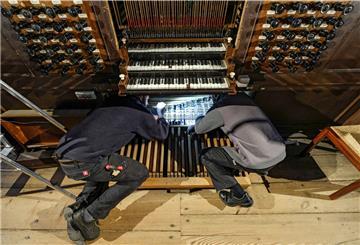 Sie pfeift auf dem letzten Loch, nun soll sie gerettet werden: Orgelbauer aus dem ostfriesischen Leer haben damit begonnen, die denkmalgeschützte Gloger-Barockorgel in Otterndorf auszubauen, um sie zu restaurieren.